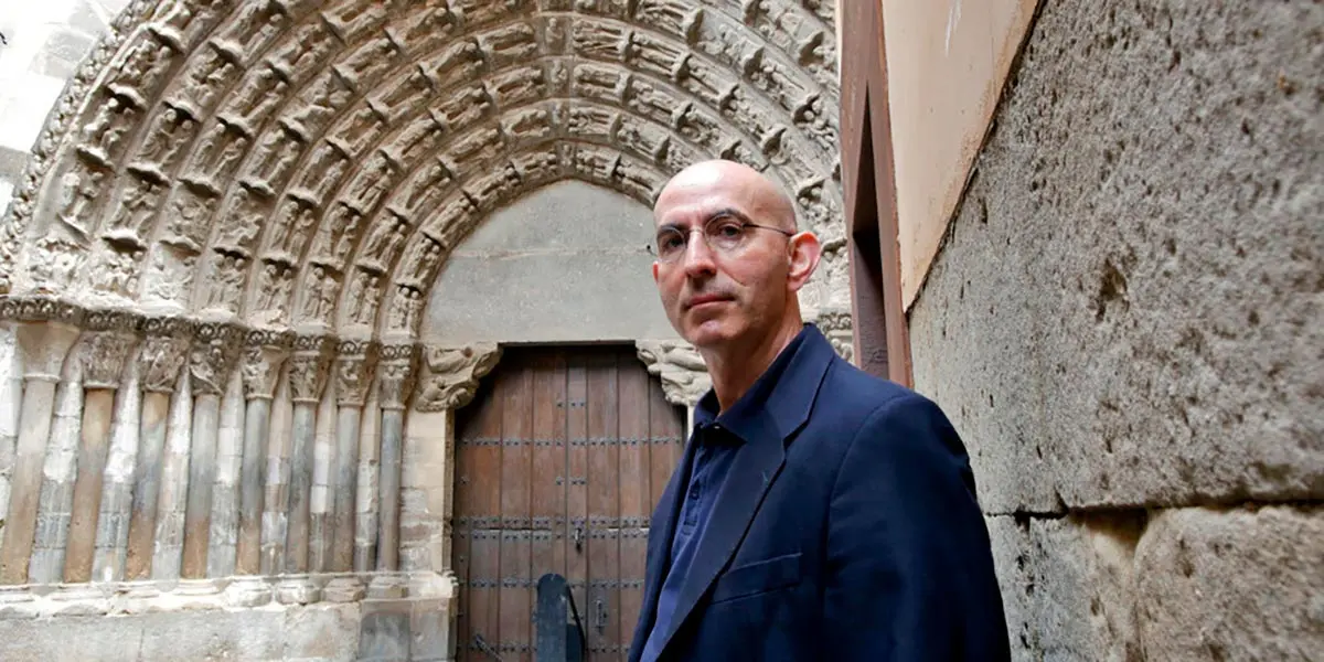 Javier Mart&iacute;nez con la Puerta del Juicio