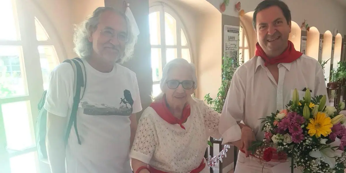 Mercedes Barricarte celebrando sus 100 a&ntilde;os con sus dos hijos