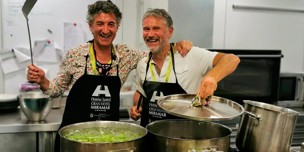Santi Cord&oacute;n cocinando borrajas
