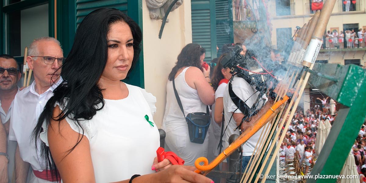 Verónica Gormedino lanzando uno de los cohetes que se lanzan al inicio de las Fiestas de Santa Ana
