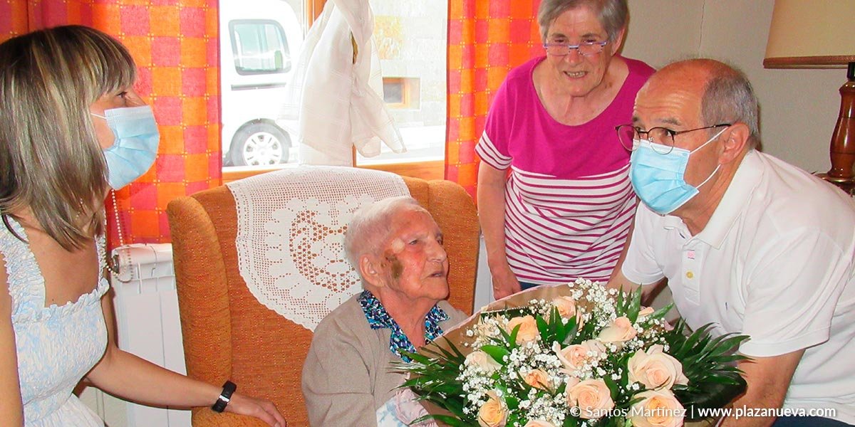 Librada Pérez López recibiendo el ramo de flores que le entregó el alcalde Luis Sancho