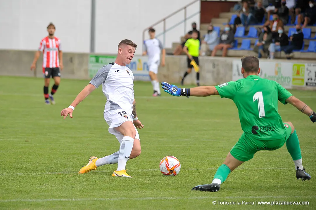 Pol S&aacute;nchez encarando al portero rival