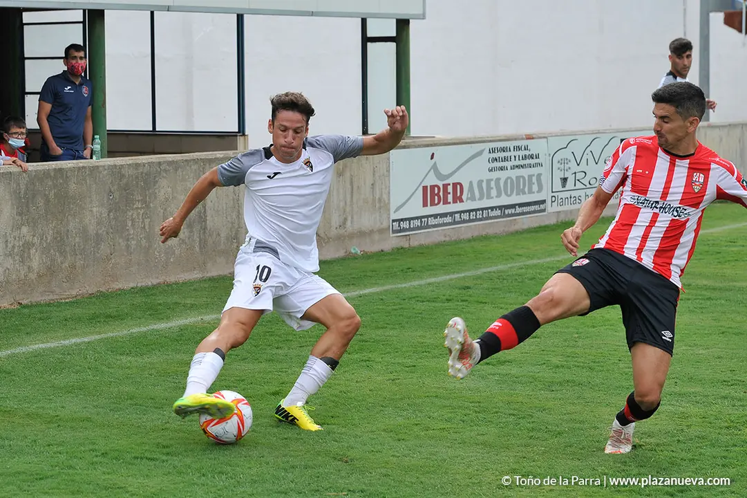 Rodrigo intentando desbordar al defensa