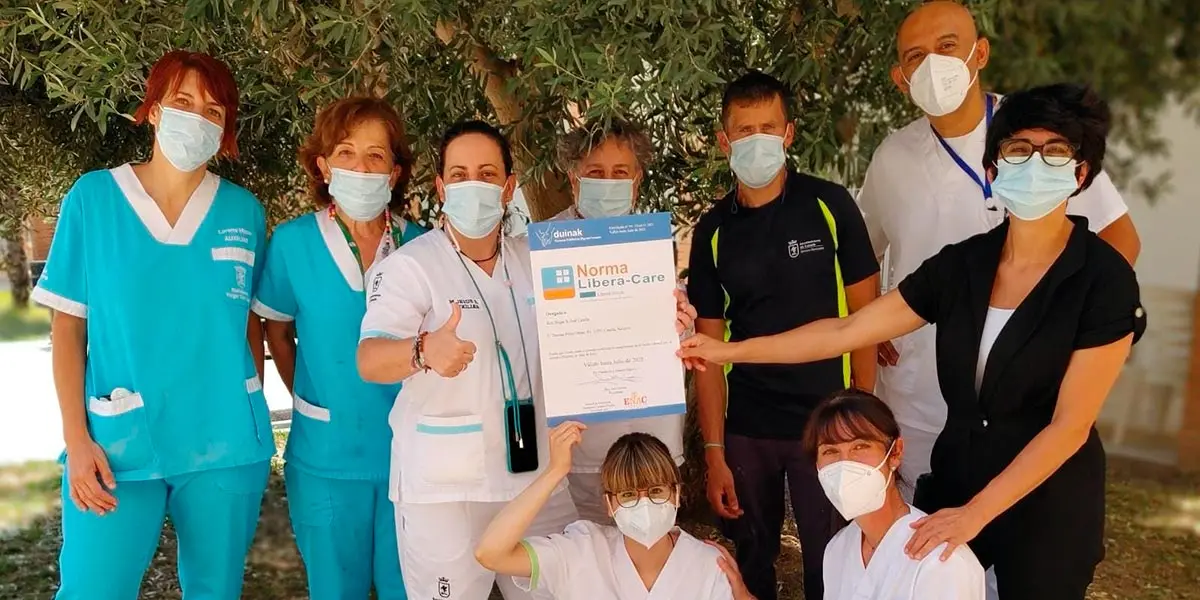 El personal de la residencia San Jos&eacute; de corella con el Certificado en la Norma Libera Care