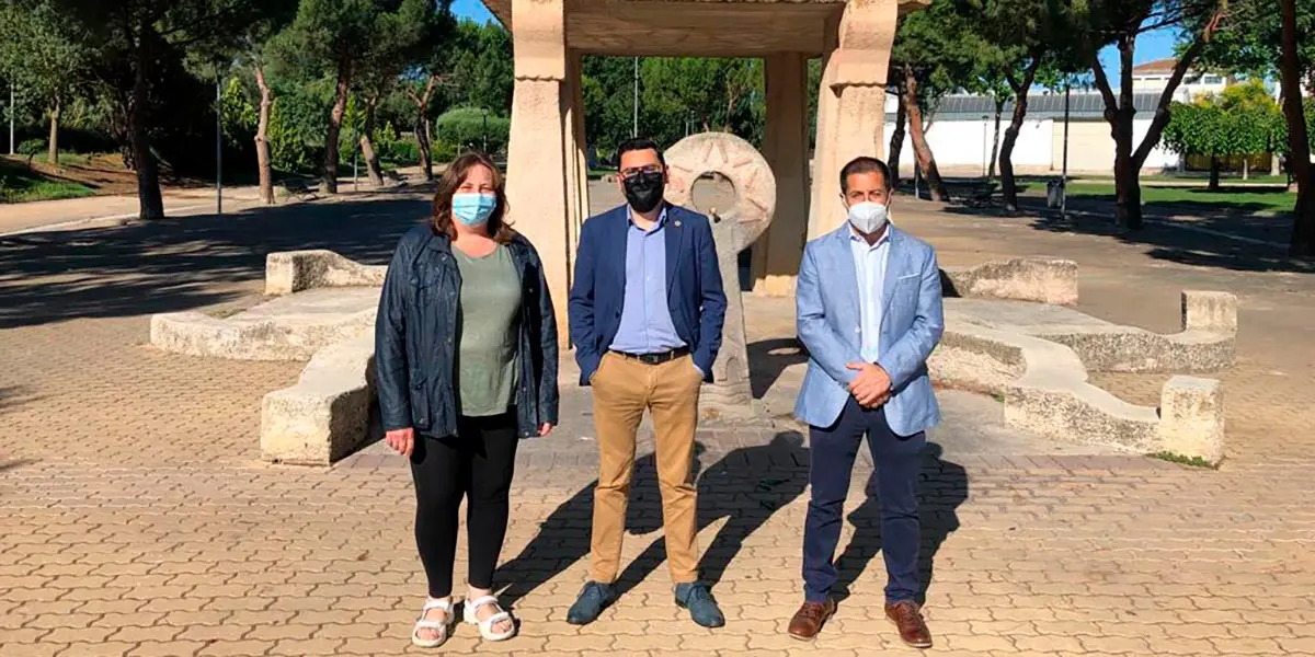 La concejal Pilar Ordu&ntilde;a, el director general&nbsp;de Administraci&oacute;n Local y Despoblaci&oacute;n, Jes&uacute;s Mar&iacute;a Rodr&iacute;guez, y el alcalde de Peralta, Juan Carlos Castillo, en el parque de las Mujeres