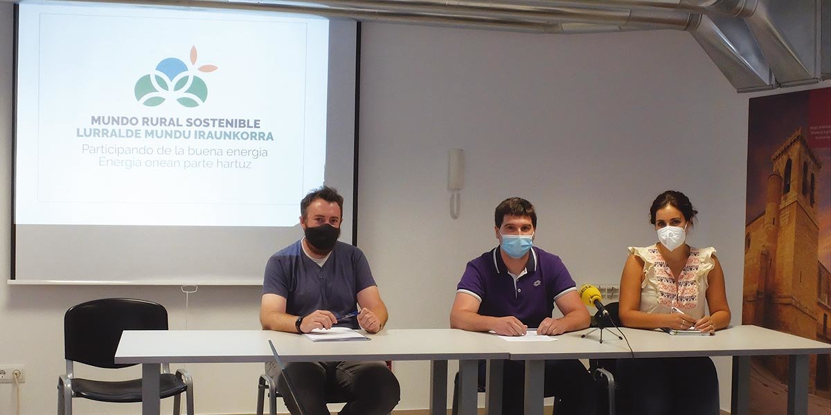 David Labeaga, de Teder, Sergio Echarte, de Zona Media, y Nahikari Uriarte, de Cederna Garalur, en la rueda de prensa ofrecida en Olite