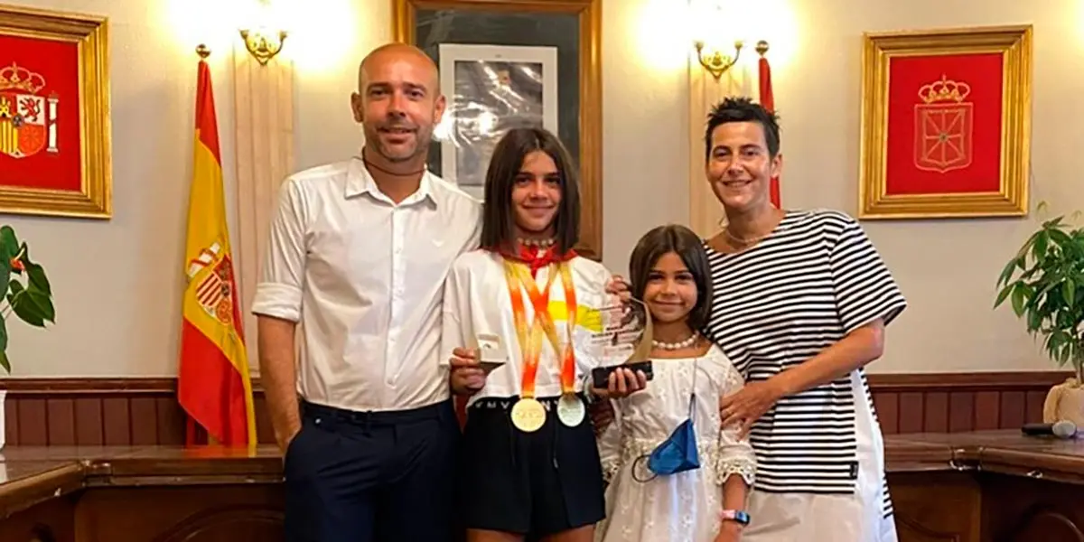 Mar&iacute;a Aldu&aacute;n con su padres