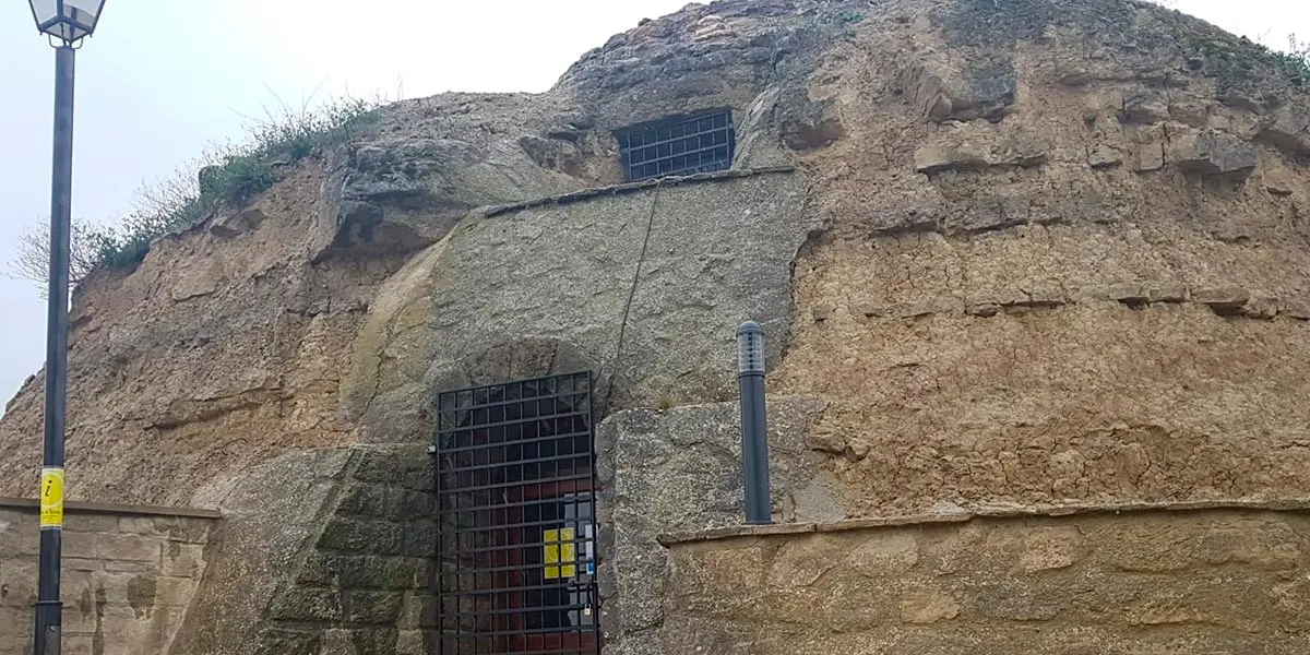 En las Cinco Villas se conservan magn&iacute;ficos ejemplos de pozos del hielo o neveros, como el de Las Pedrosas