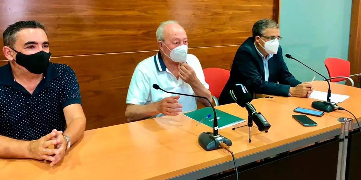 El director general de Pol&iacute;tica Local, Ricardo Velasco con el alcalde de Alfaro, Juli&aacute;n Jim&eacute;nez Velilla y el consejero de Servicios Sociales y Gobernanza P&uacute;blica, Pablo Rubio