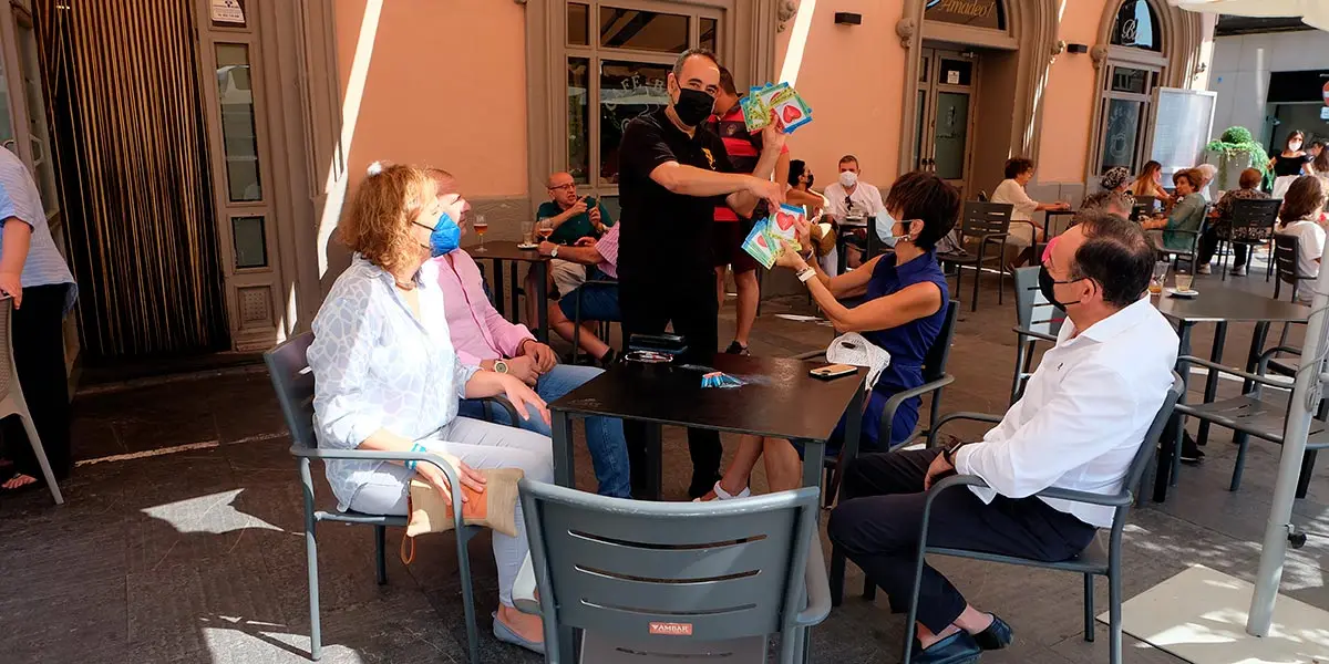 Se han repartido pegatinas para mesas con el objetivo de que ning&uacute;n turiasonense olvide que la responsabilidad es de todos