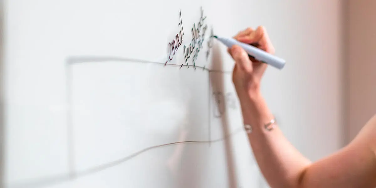 profesor clases ense&ntilde;anza pizarra rotulador