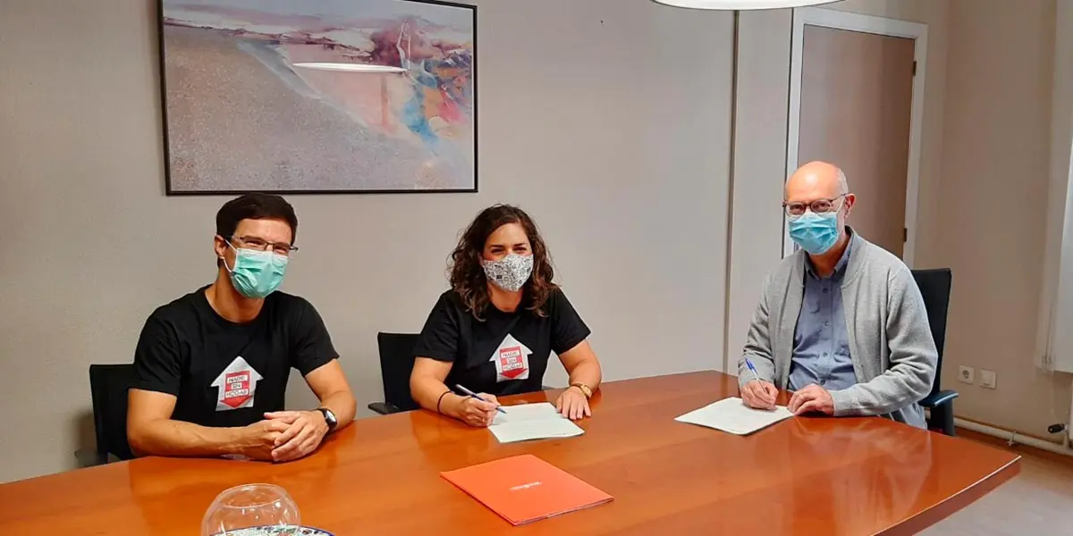 Andr&eacute;s Carbonero, en la firma del convenio con responsables de Elkarlan