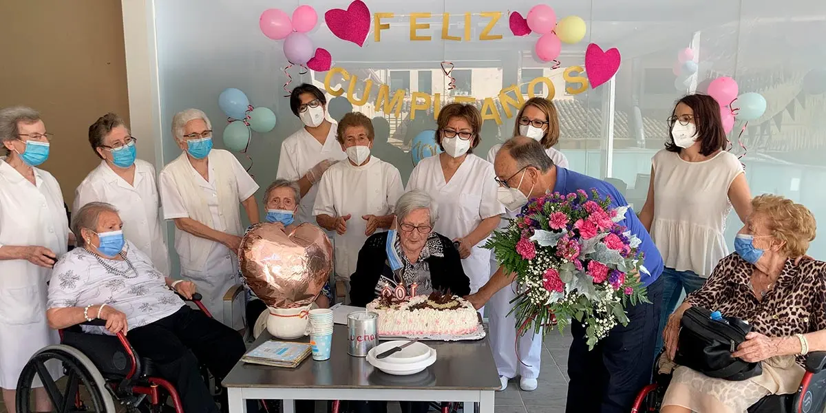 Mar&iacute;a Natividad Barco Barco soplando la tarta