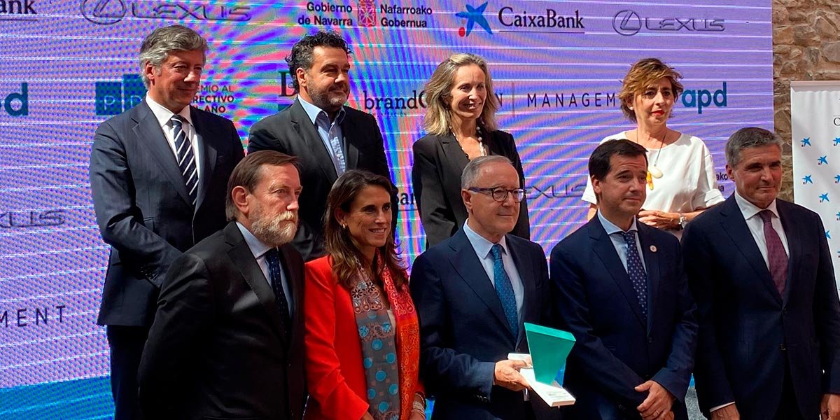 Juan Miguel Floristán sosteniendo el Premio al Directivo del Año de APD
