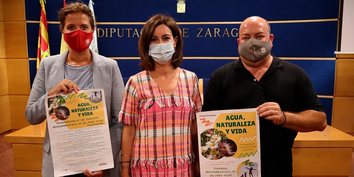 Laura Bernuz, t&eacute;cnico de Turismo de la Comarca de Cinco Villas, Teresa Ladrero, vicepresidenta de la DPZ, y Santos Navarro, presidente de la comarca cincovillesa