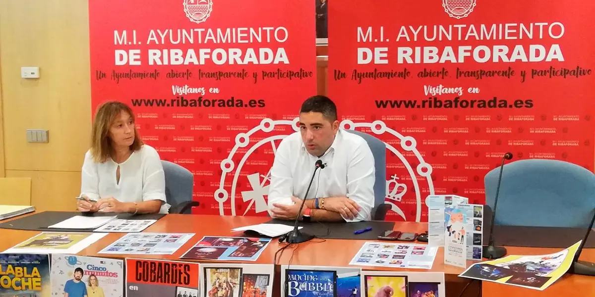 Tirso Calvo Zardoya, alcalde de Ribaforada y Noem&iacute; Hern&aacute;ndez Rodr&iacute;guez, Concejal de Cultura, en la presentaci&oacute;n de la nueva temporada del Auditorio de Ribaforada