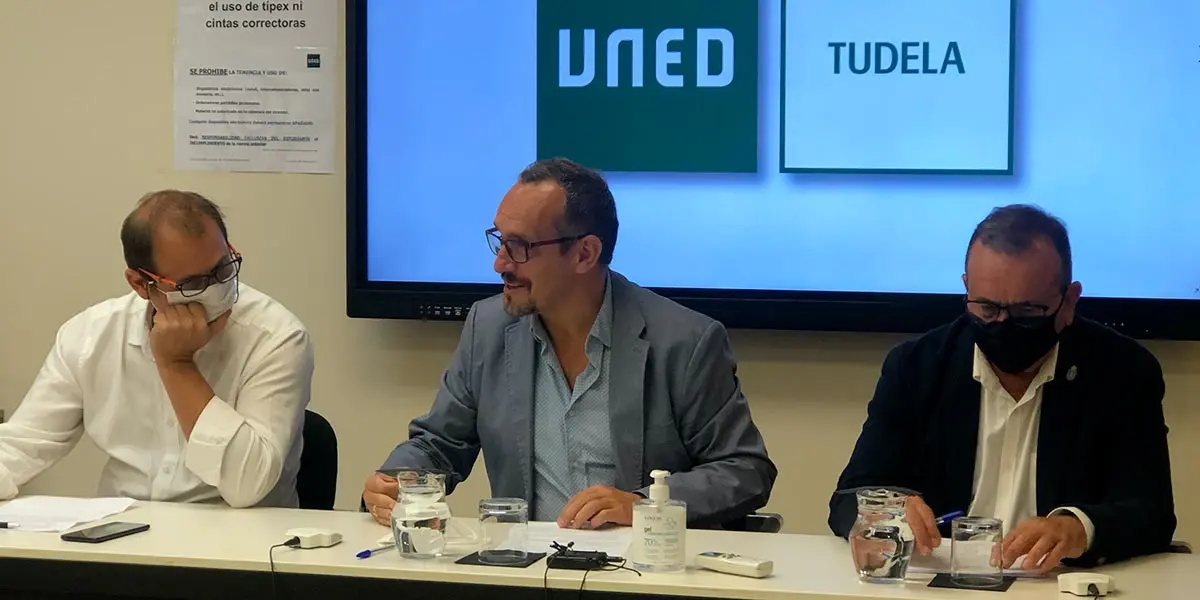 Alberto A&ntilde;&oacute;n, Alcalde de Cascante; Luis J. Fern&aacute;ndez, Director UNED Tudela; Fernando Sierra, Alcalde de Cortes