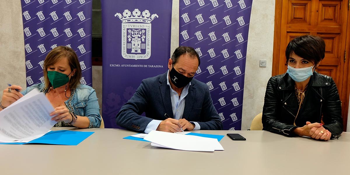 Firma del convenio del Ayuntamiento de Tarazona con APATA 1