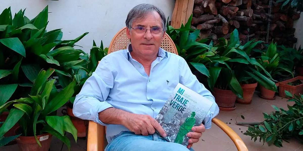 Luis M&ordf; Rodr&iacute;guez El&iacute;a con su nueva novela Mi traje verde