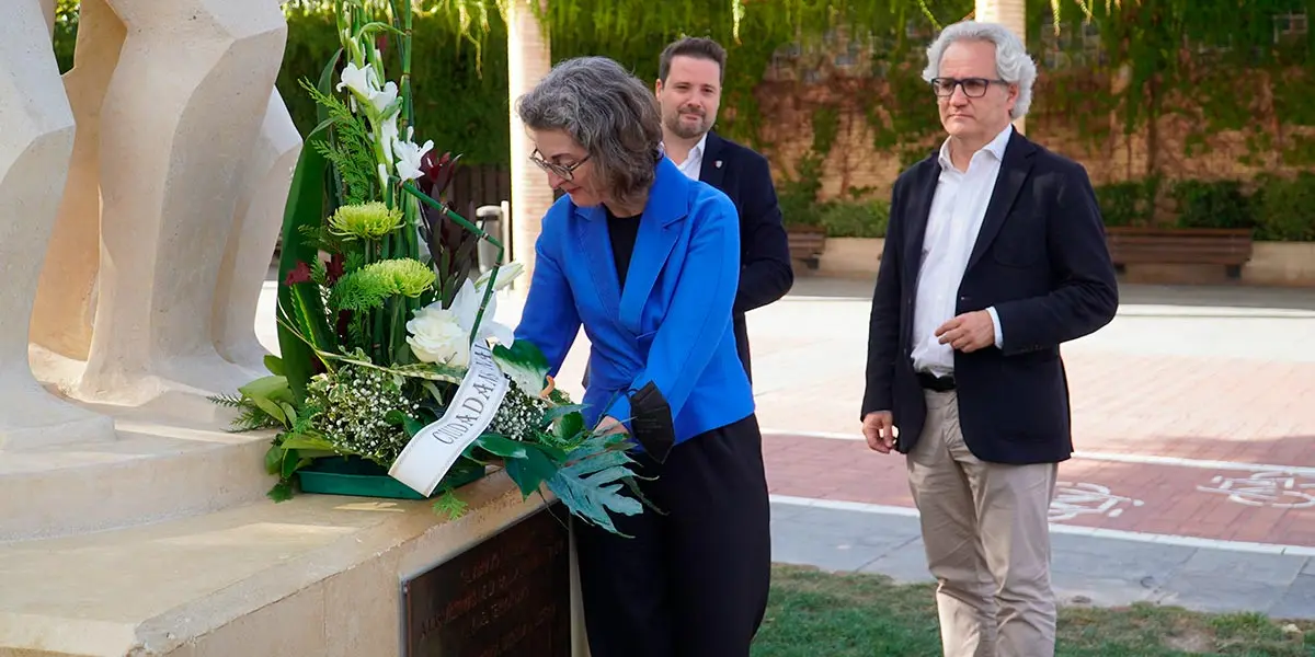 Maite Pagaza realizando una ofrenda floral en el Monumento a las V&iacute;ctimas del Terrorismo del Paseo del Queiles