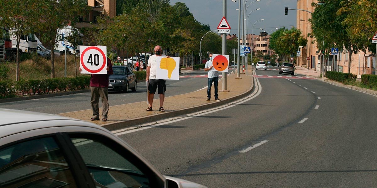 Miembros de Ecologistas en Acción portaban emoticonos de desagrado ante la elevada velocidad de algunos conductores