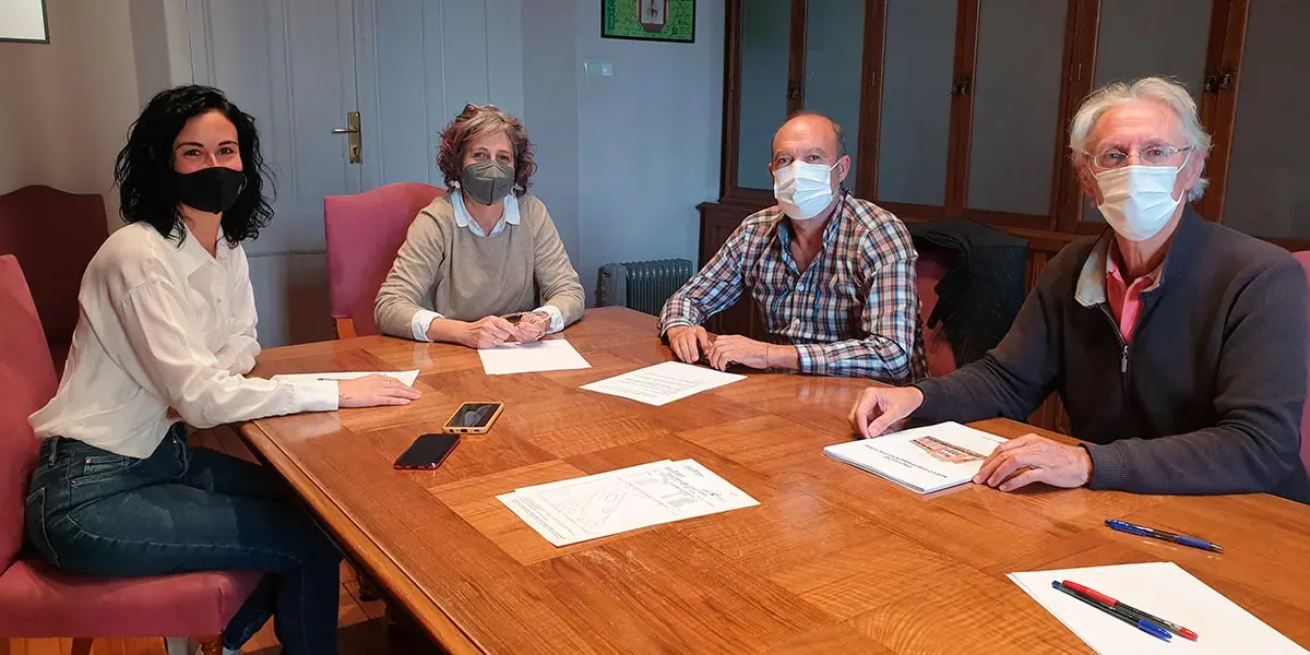 Reuni&oacute;n con la Consejera de Cultura del Gobierno de Navarra, Rebeca Esnaola