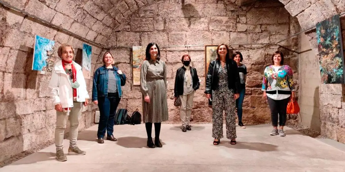 Teresa Rodr&iacute;guez, Tere La&iacute;nez, Merche Manrique, Mar&iacute;a Jos&eacute; Mart&iacute;nez, Silvia Di Lenno y Merche Romeo junto a la concejal Merche A&ntilde;&oacute;n y la profesora Susana Aranc&oacute;n