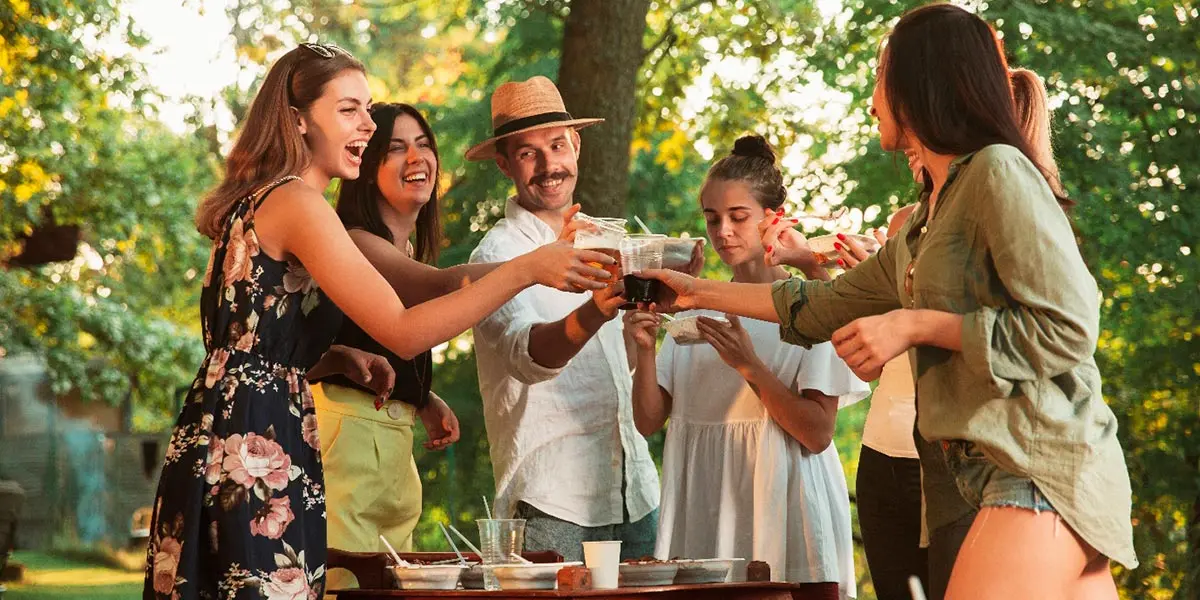 amigos amigas naturaleza brindando bosque picnic
