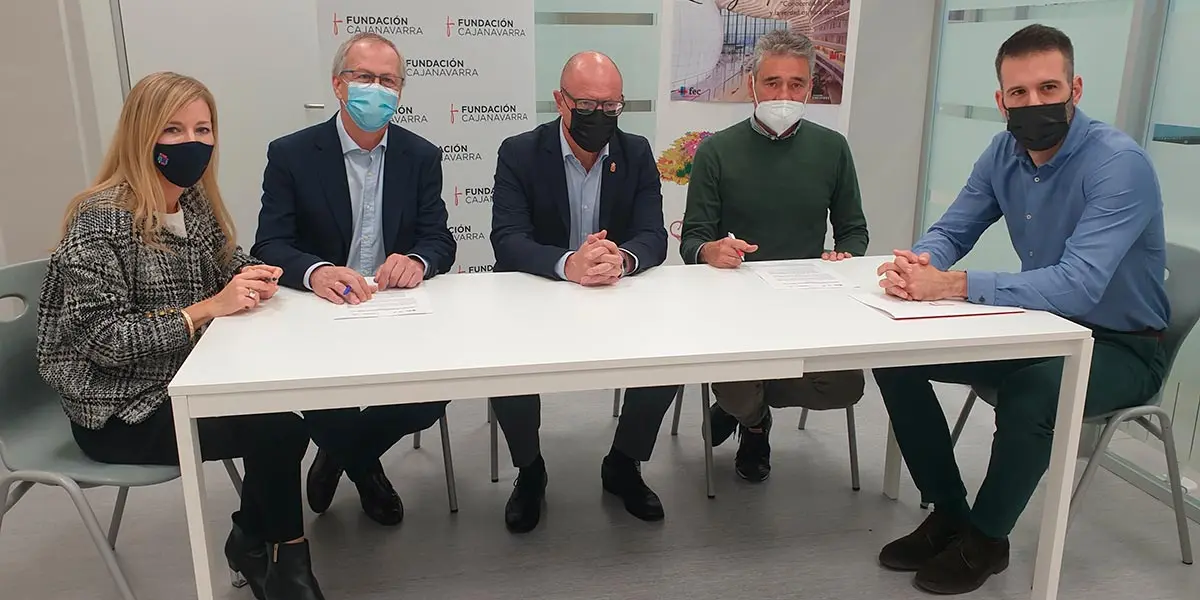 De izquierda a derecha, M.&ordf; Pilar Asurmendi, directora de FEC Vedruna ; Juan Ignacio Yag&uuml;e, secretario ejecutivo de FEC ; Carlos Gimeno, consejero de Educaci&oacute;n; Jose Andr&eacute;s Burguete, director de Isterria y&nbsp;&Aacute;lvaro Eguiluz, Secretario Fundaci&oacute;n Caja Navarra, tras la visita al 'Aula Enclave'