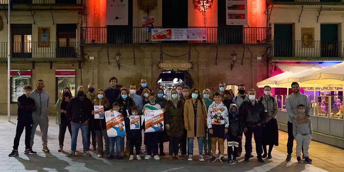 Al acto de la iluminaci&oacute;n naranja de la Casa del Reloj Al acto acudieron representantes de la junta directiva de ANDAR, familias socias y los trabajadores de la Asociaci&oacute;n, as&iacute; como la edil Anichu Ag&uuml;era