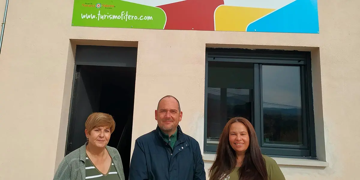 Carmen M.&ordf; Yanguas, t&eacute;cnico de turismo del Ayuntamiento de Fitero; Miguel Aguirre, alcalde del Ayuntamiento de Fitero; Johanna Godoy, responsable del Punto de Informaci&oacute;n Tur&iacute;stica de Fitero