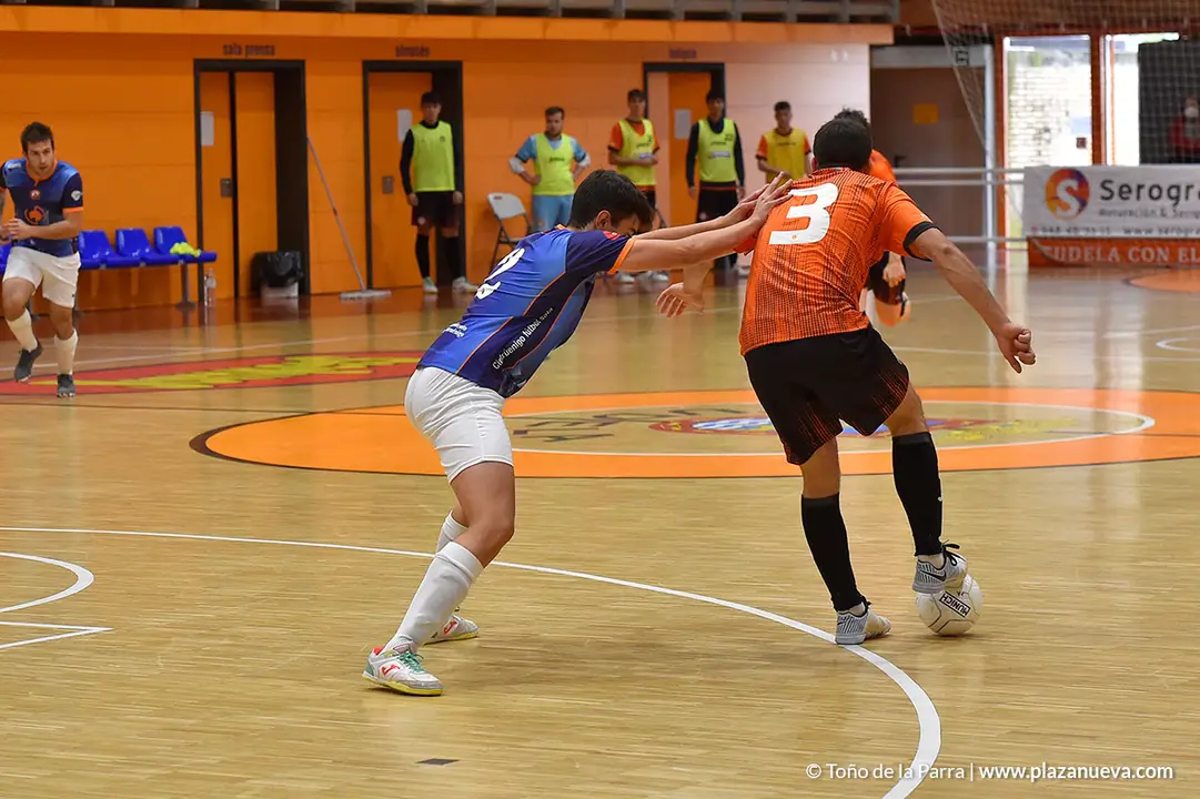 Chama Barrera controla un bal&oacute;n ante el defensa cirbonero
