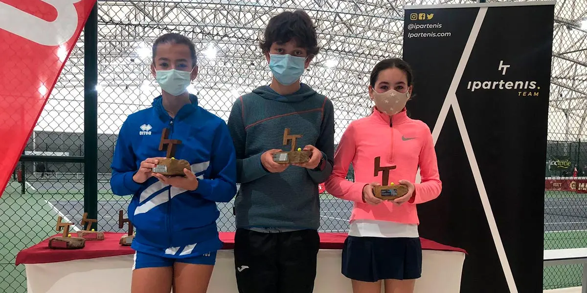 Mar&iacute;a, Adri&aacute;n y Paulina con los trofeos conquistados