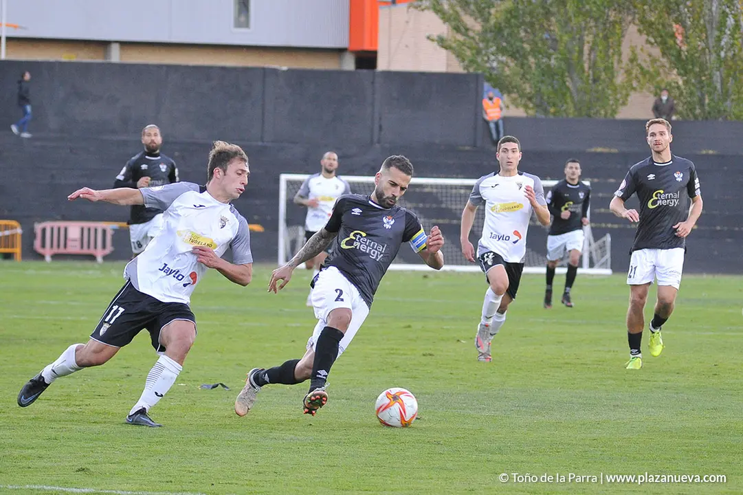 Aitor Aranzabe intenta escaparse del defensor del CF Talavera