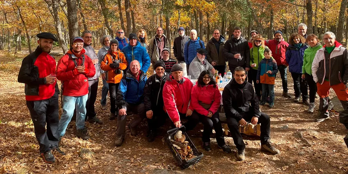 La salida al monte estuvo organozado en grupos de cinco personas