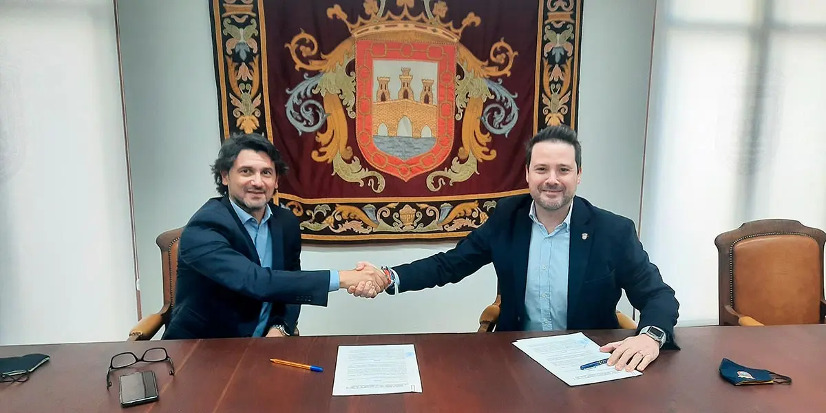 Alejandro Ghirardi, presidente del Consejo de Administraci&oacute;n del CD Tudelano, y Alejandro Toquero, alcalde de Tudela