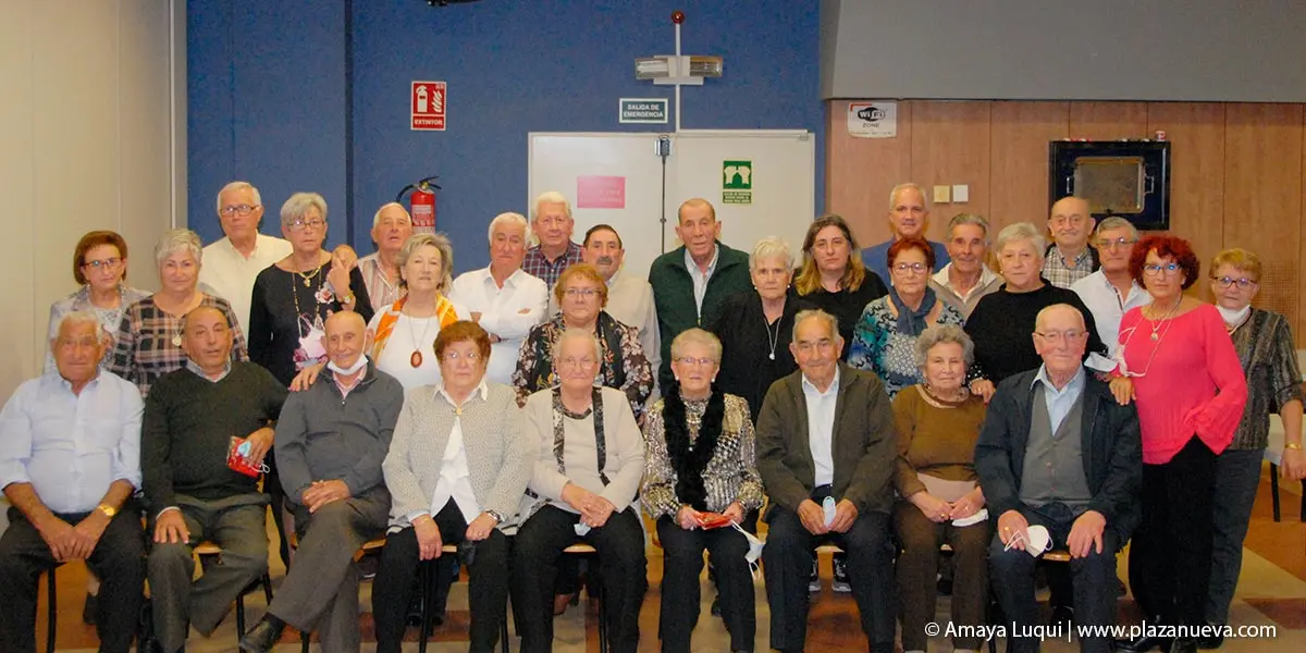Junta del club, homenajeados, el alcalde Carlos Alcuaz y la concejal Liliana Goldaraz, que en el momento de la foto se quitaron la mascarilla