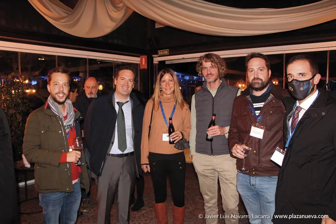 Ernesto Oliver (Grupo Enhol), Eduardo Raya (Iberdrola), Elisa Manero (Magma), Javier Otano (Magma), Gonzalo Oliver (Grupo Enhol) y Gonzalo Irala (Caja Rural de Navarra)