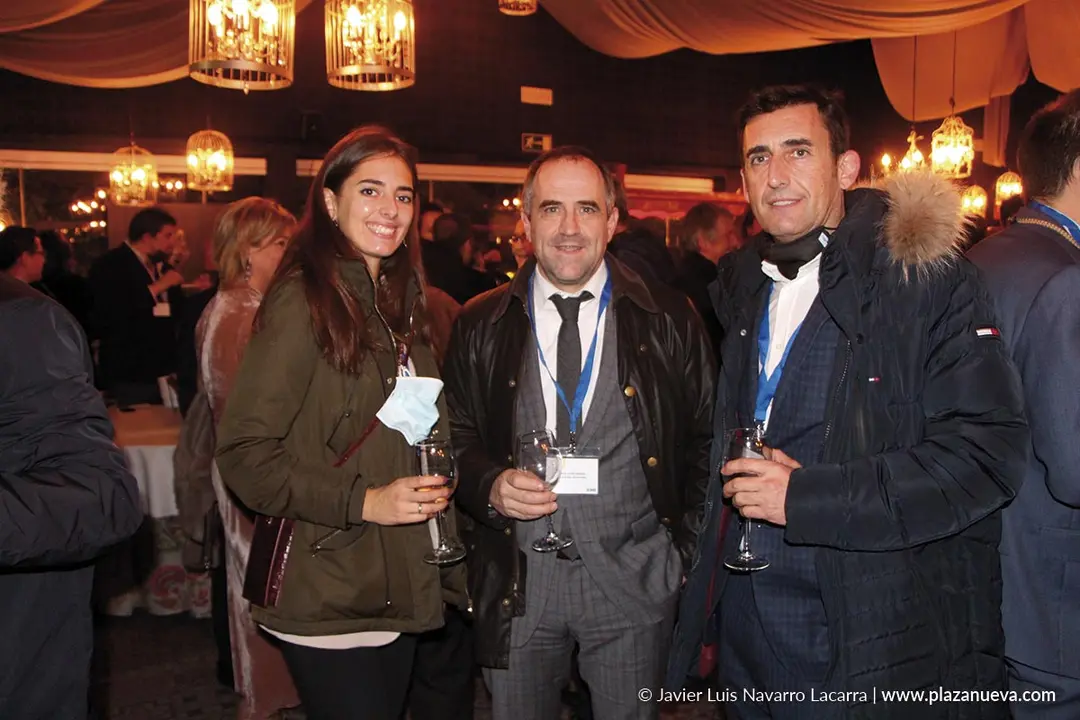 Leyre Marco Zugasti (Autom&oacute;viles Marco), Miguel Albizu (Caja Rural) y Jos&eacute; Luis Marco (Autom&oacute;viles Marco)