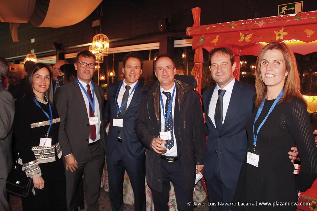Ver&oacute;nica Marqu&eacute;s, Miguel &Aacute;ngel Garc&iacute;a, Agust&iacute;n Sola, Juan Antonio Bomb&iacute;n, Rafa Alcaide y Esther P&eacute;rez (Caixabank)