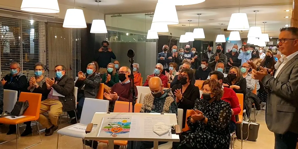 Pacientes y sanitarios emocionados visualizando videos de aquellos duros momentos