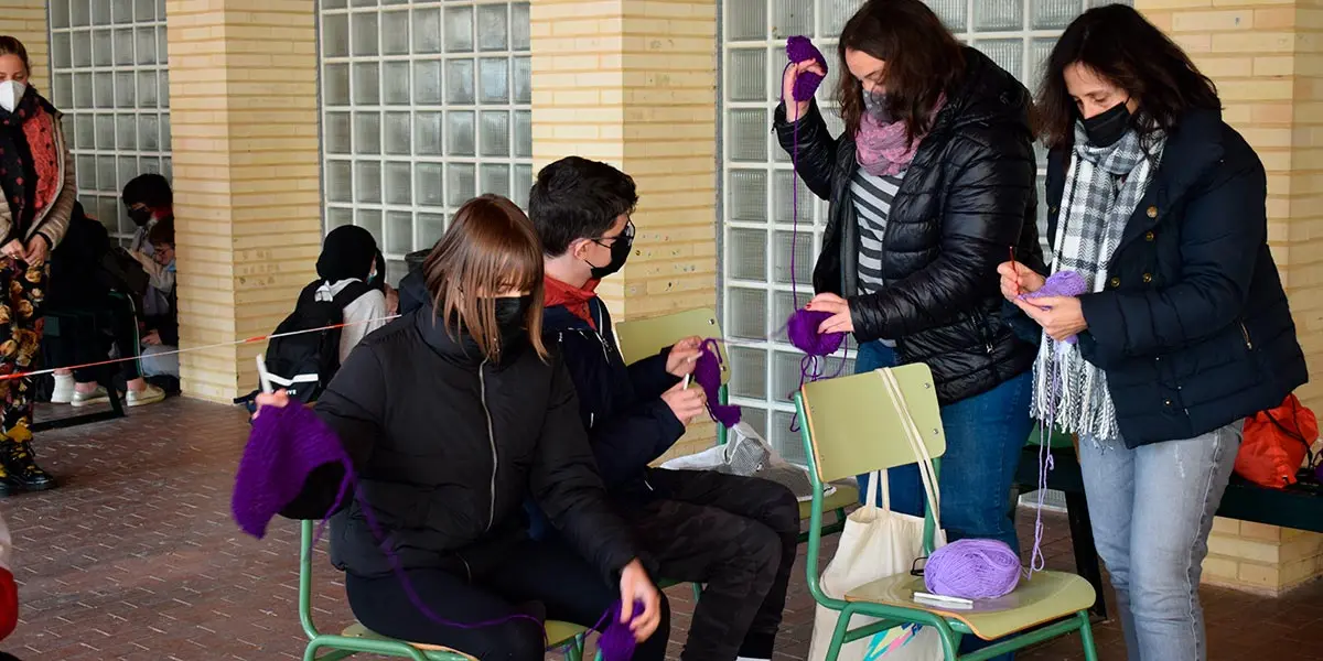 Los alumnos del IES Benjam&iacute;n de Tudela tejieron en com&uacute;n contra la violencia de g&eacute;nero   1