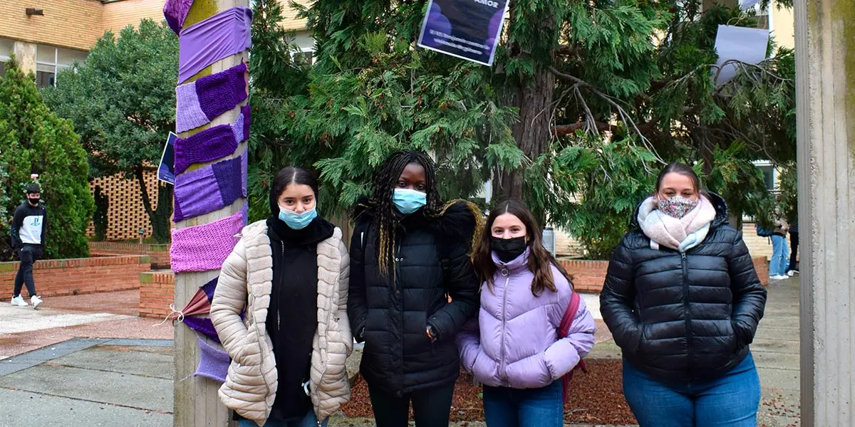 Los alumnos del IES Benjam&iacute;n de Tudela tejieron en com&uacute;n contra la violencia de g&eacute;nero   2