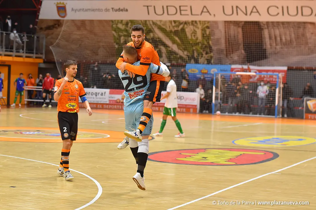 Nacho G&oacute;mez celebra el triunfo con Marcao