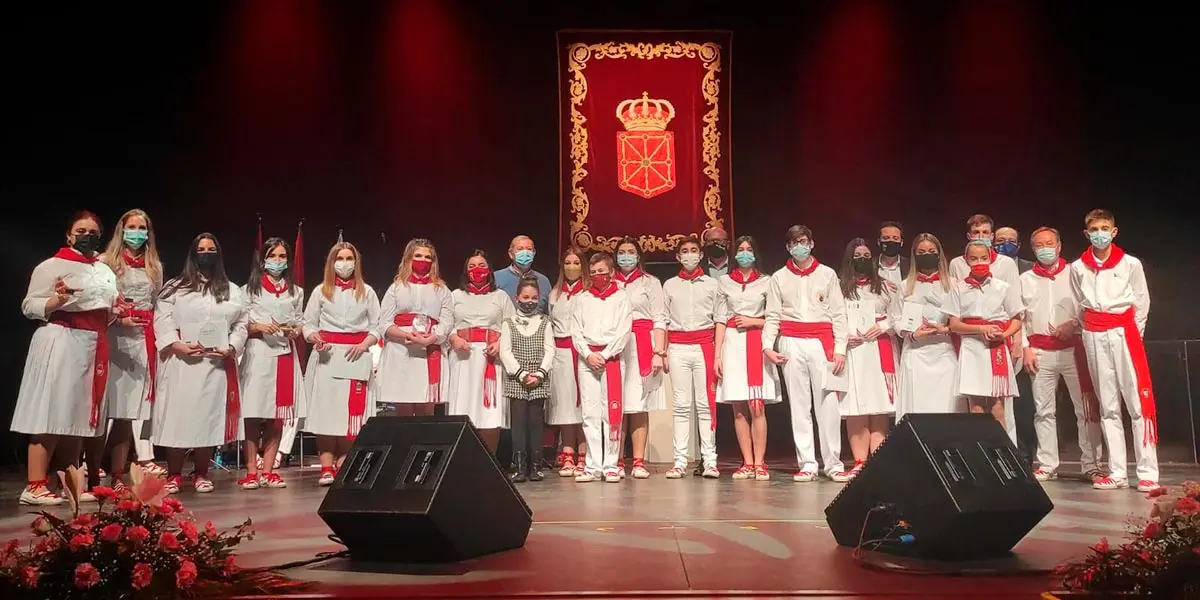 Foto de familia de las personas participantes en el Certamen de Jotas Ciudad de Tudela