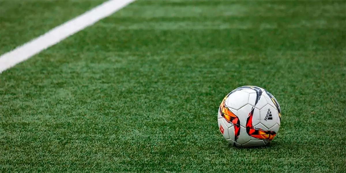 bal&oacute;n f&uacute;tbol campo deporte