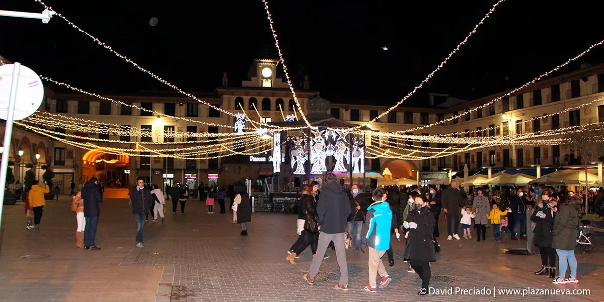 Encendido de luces de Navidad en Plaza de los Fueros
