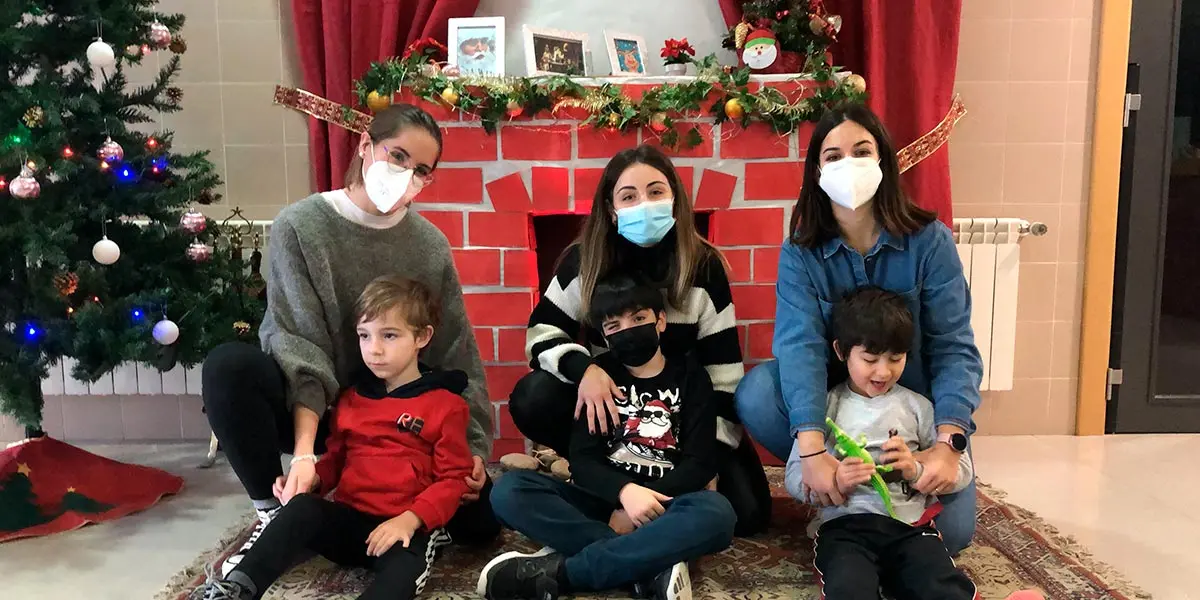 Ni&ntilde;os y profesionales en la Escuela de Navidad