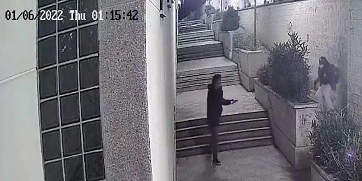 Momento en el que el presunto autor (izda.) enca&ntilde;ona a una de las v&iacute;ctimas