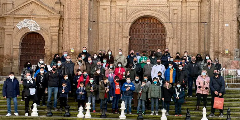 Foto conjunta, de ni&ntilde;os, padres, organizadores y ediles en las escaleras de la Colegiata de San Miguel